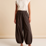 Cotton Lantern Trousers – Brown front view