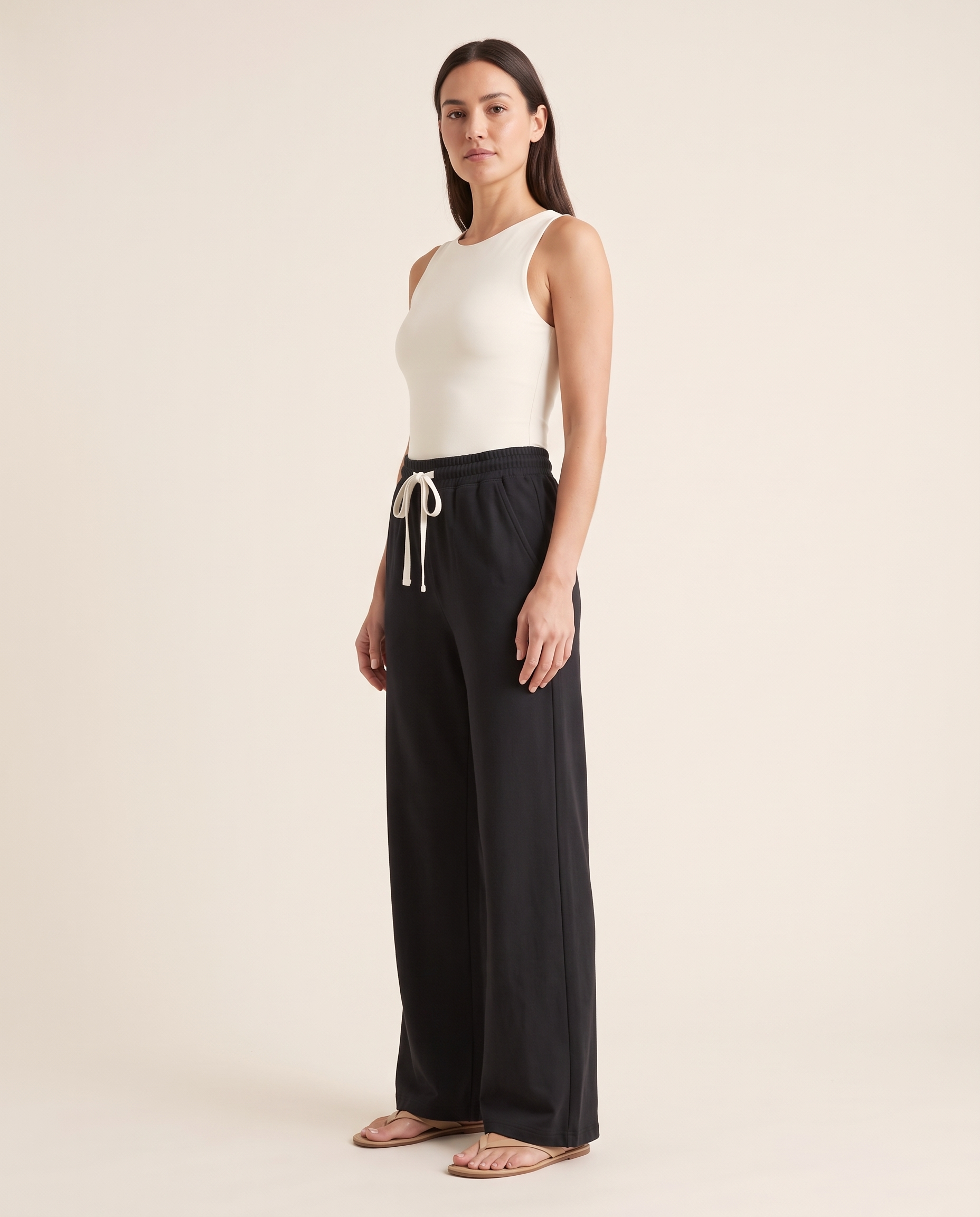 Dune High-Waist Wide-Leg Pants – Black angle view