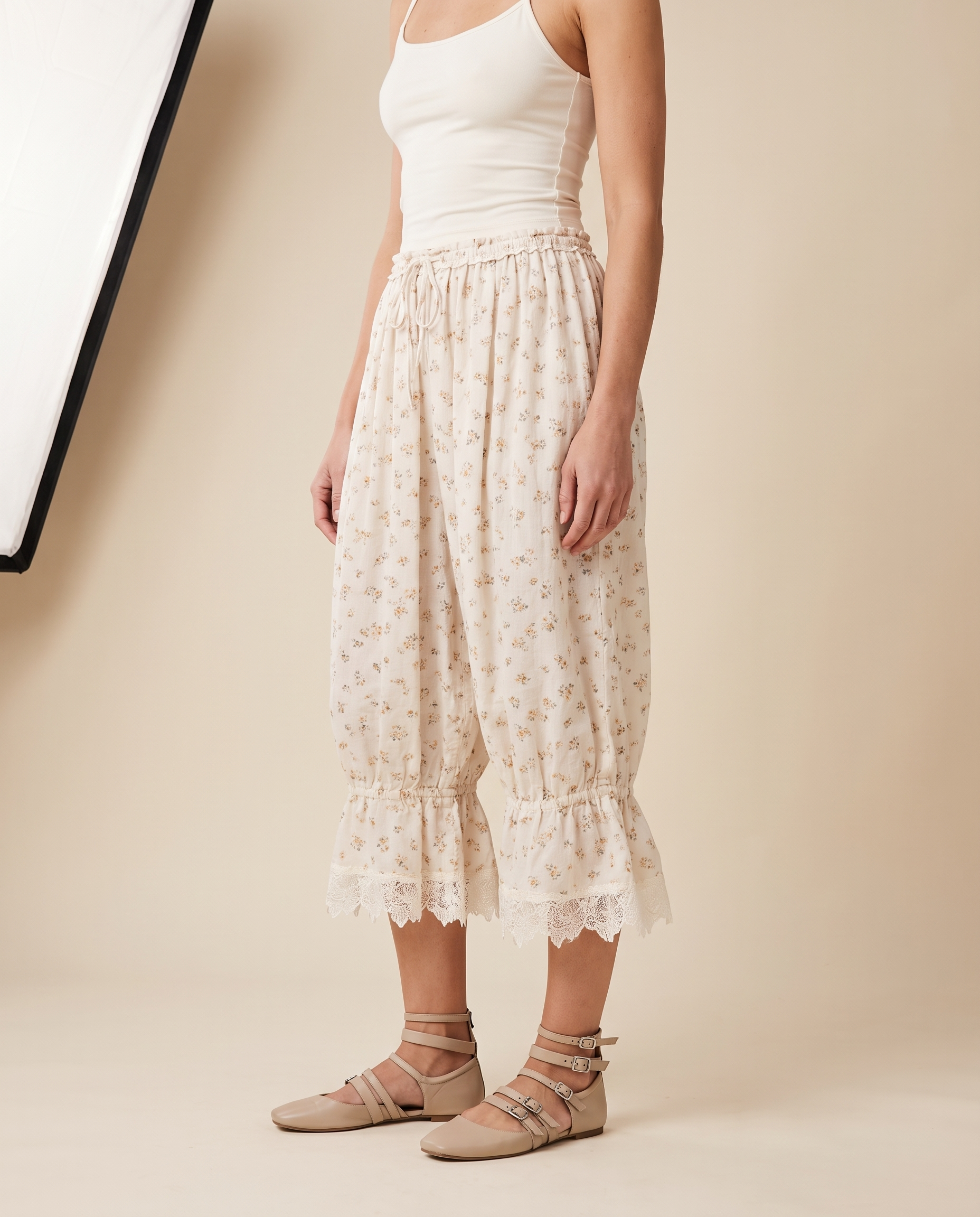 Floral Lace Lantern Trousers – Print A angle