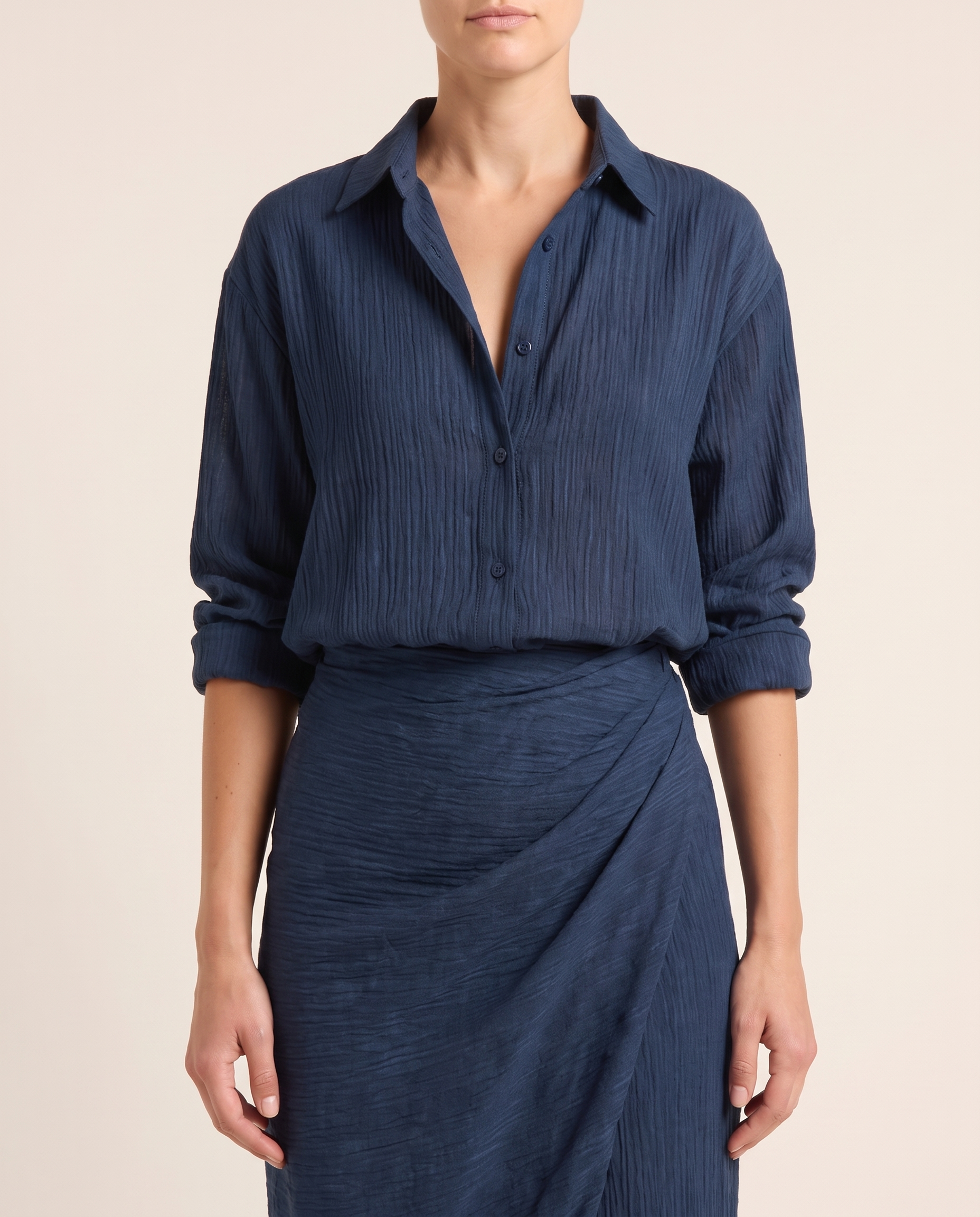 Pandora | Elegant Draped Two-Piece Set — Dunkelblau — fabric detail