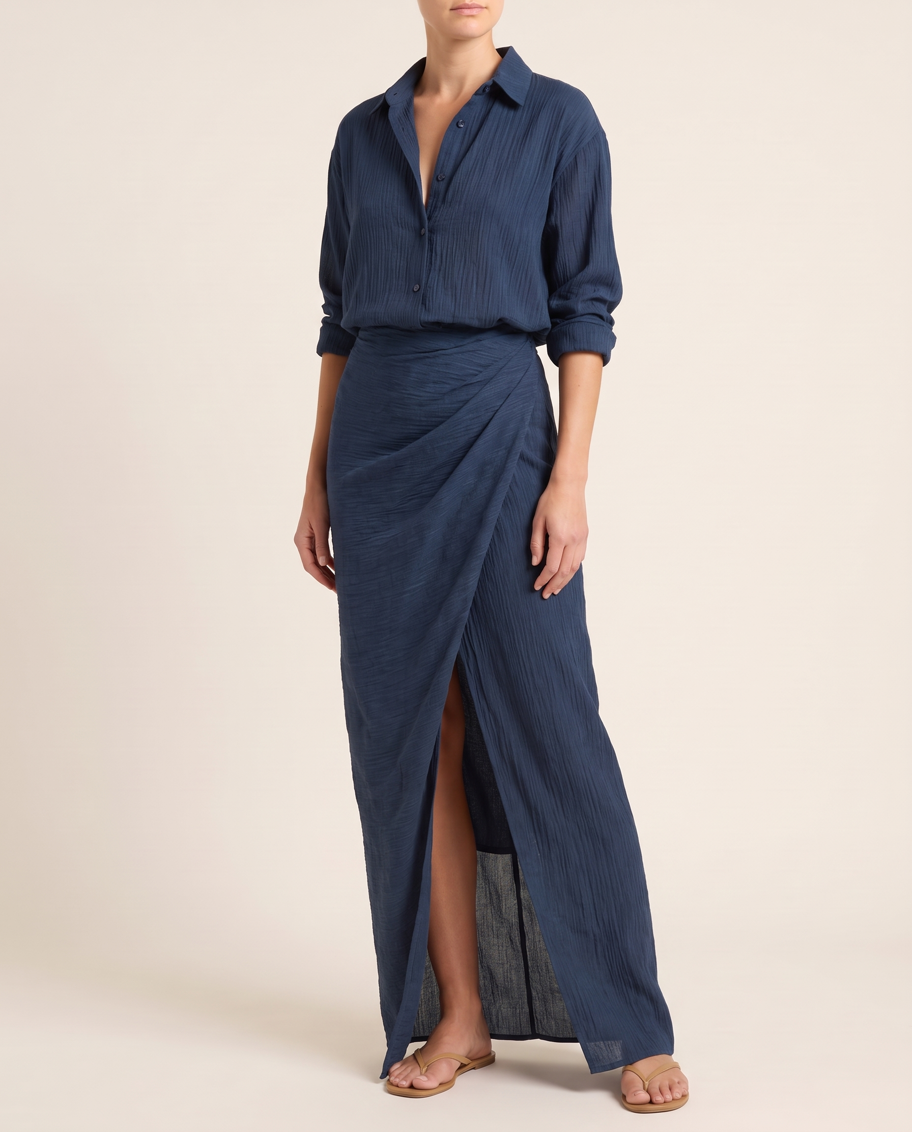 Pandora | Elegant Draped Two-Piece Set — Dunkelblau — studio three-quarter