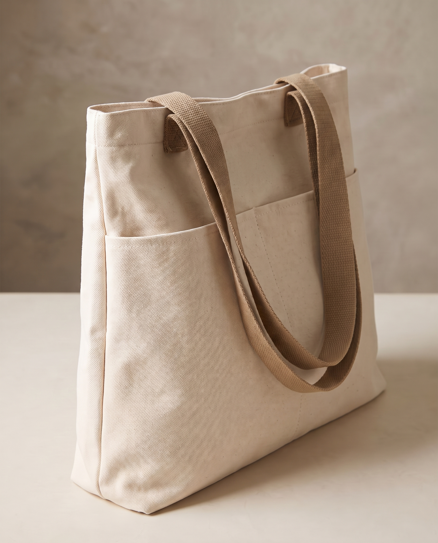 Una canvas tote bag – studio product detail